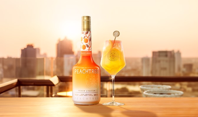 Geniet van een verfrissende cocktail met Peachtree